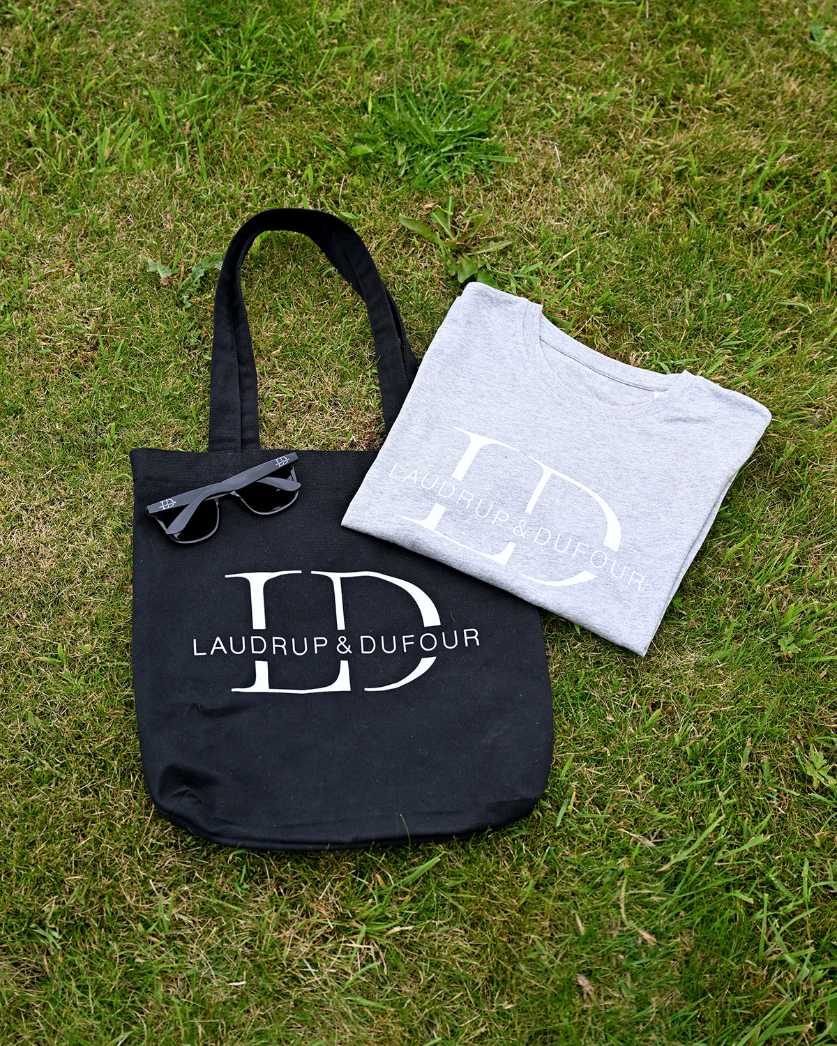 T-shirt, sunglasses and tote bag